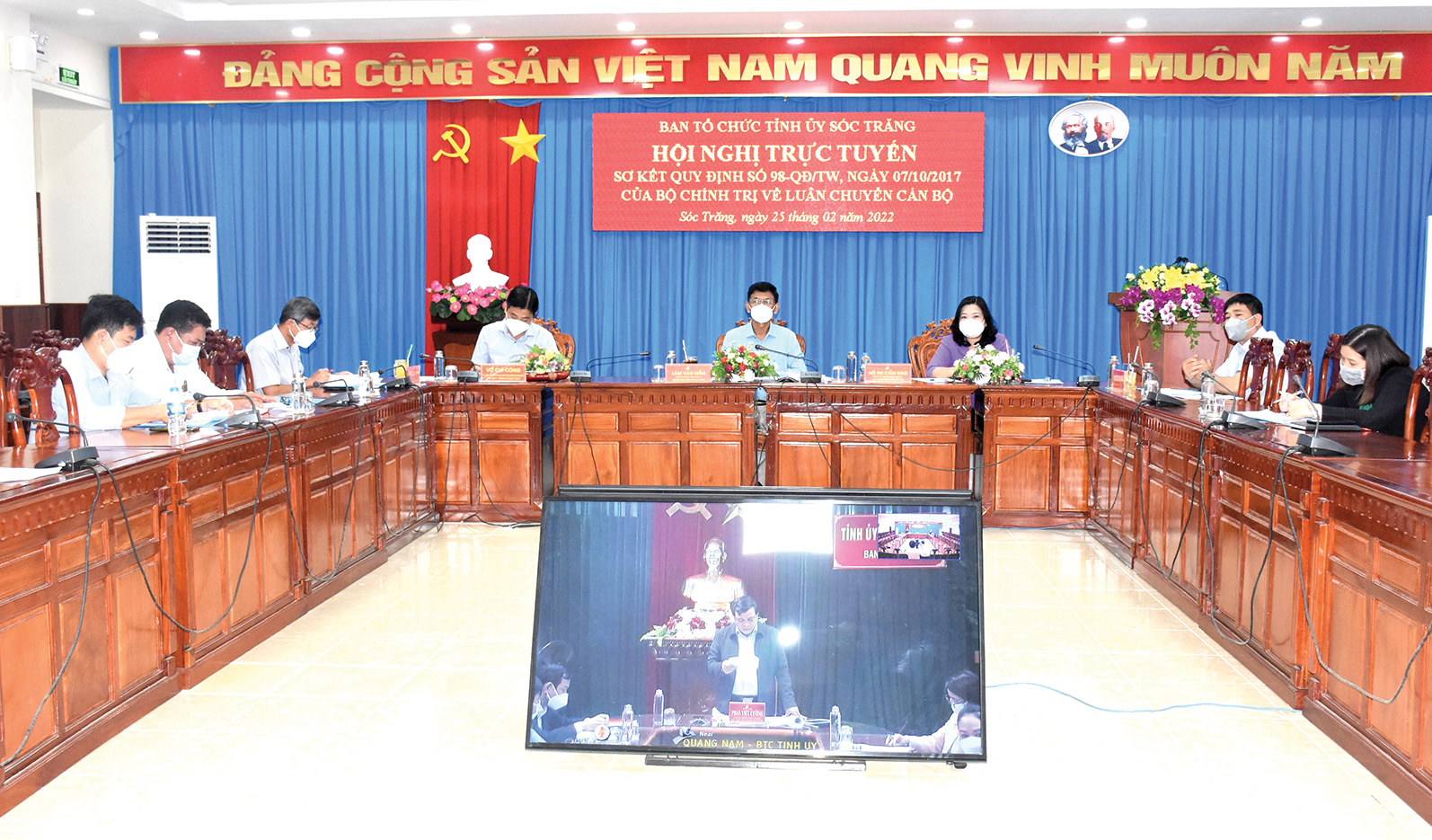 Đồng chí Lâm Văn Mẫn - Ủy viên Trung ương Đảng, Bí thư Tỉnh ủy Sóc Trăng (ngồi giữa) tại Hội nghị trực tuyến sơ kết Quy định số 98-QĐ/TW, ngày 7-10-2017 của Bộ Chính trị về luân chuyển cán bộ.